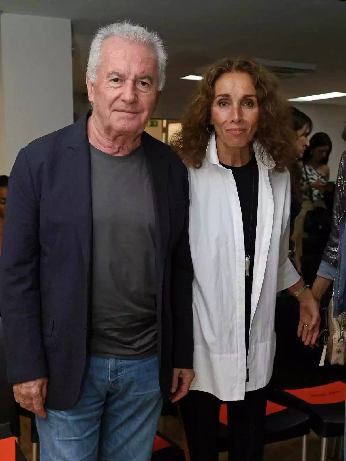 Víctor Manuel i Ana Belén posant juntes en un esdeveniment, Víctor Manuel porta una jaqueta fosca i texans, mentre que Ana Belén vesteix una camisa blanca i pantalons foscos. Víctor Manuel i Ana Belén posant juntes en un esdeveniment, Víctor Manuel porta una jaqueta fosca i texans, mentre que Ana Belén vesteix una camisa blanca i pantalons foscos.