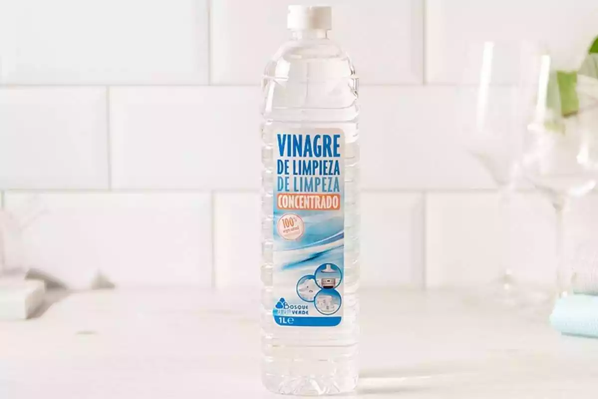 vinagre de limpieza de Mercadona sobre encimera con copas vinagre de limpieza de Mercadona sobre encimera con copas