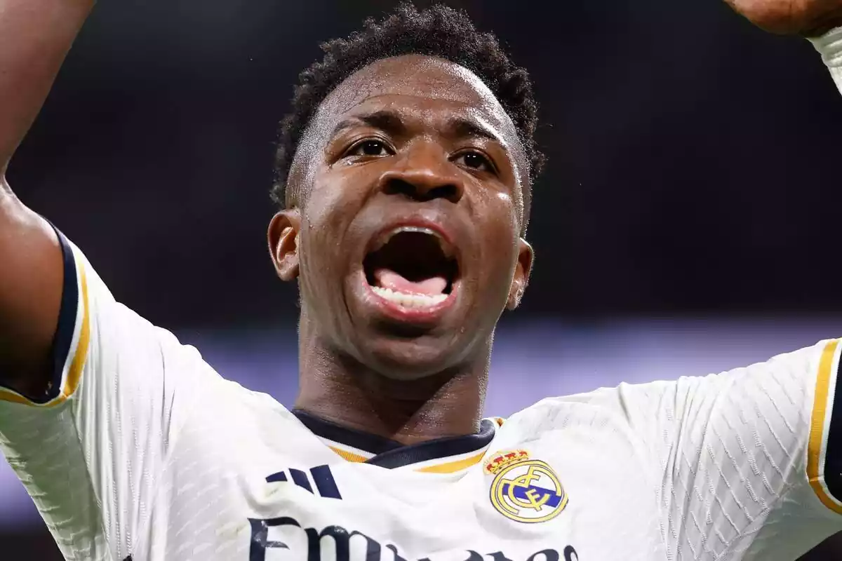 Vinícius Júnior cridant amb la boca oberta i els braços aixecats