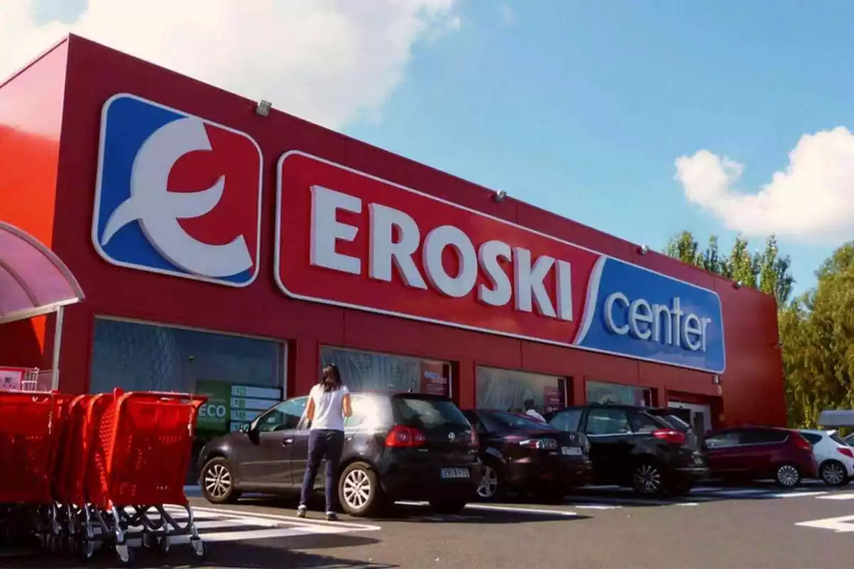 Primer pla exterior de la botiga Eroski