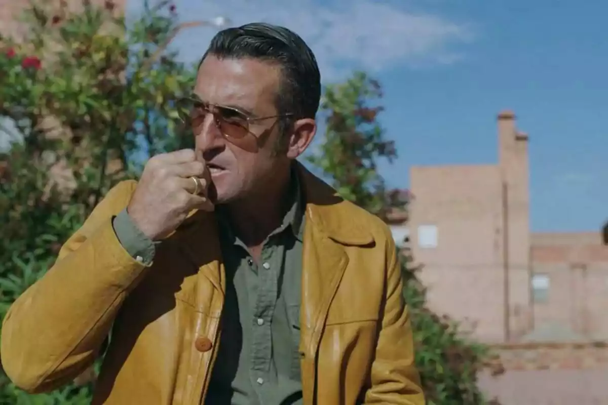 Luis Zahera amb jaqueta groga i ulleres de sol en un entorn urbà. Captura de 'viure sense permís' Luis Zahera amb jaqueta groga i ulleres de sol en un entorn urbà. Captura de 'viure sense permís'