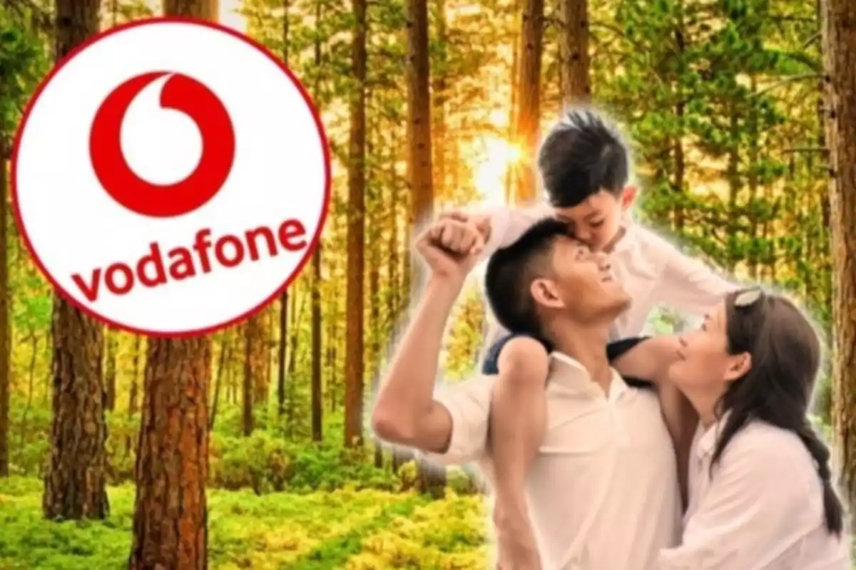 Una família gaudint en un bosc amb el logotip de Vodafone a la cantonada esquerra.