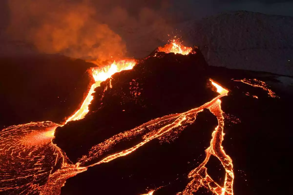 Pla general des de dalt d'un volcà en erupció