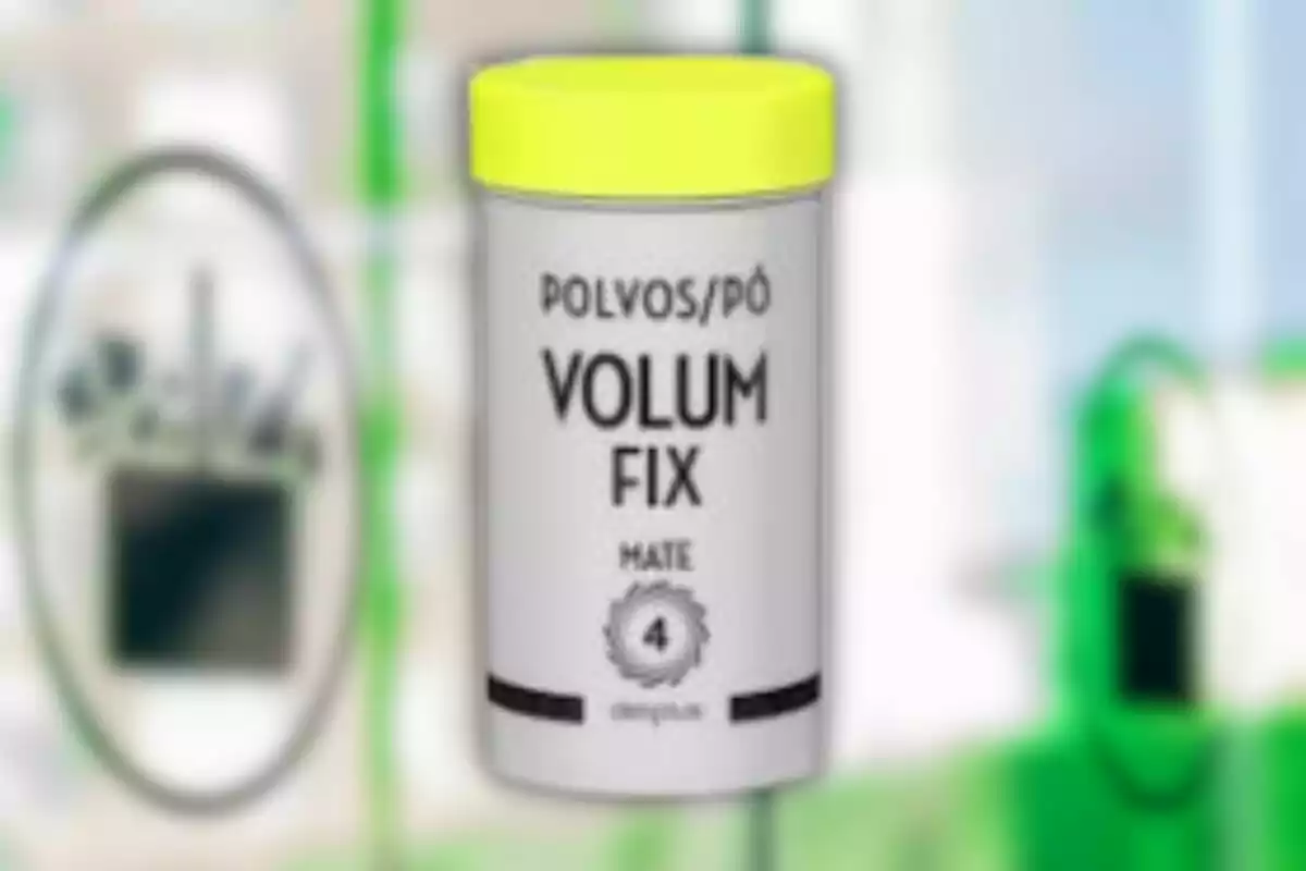 Envàs de pólvores per als cabells amb tapa groga i etiqueta que diu Volum Fix en un fons desenfocat