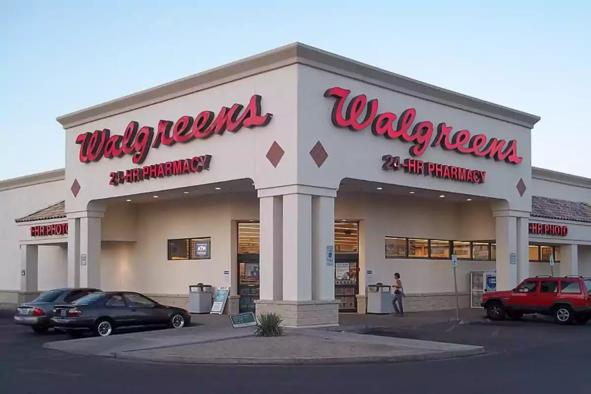 Una botiga de Walgreens amb rètols de 