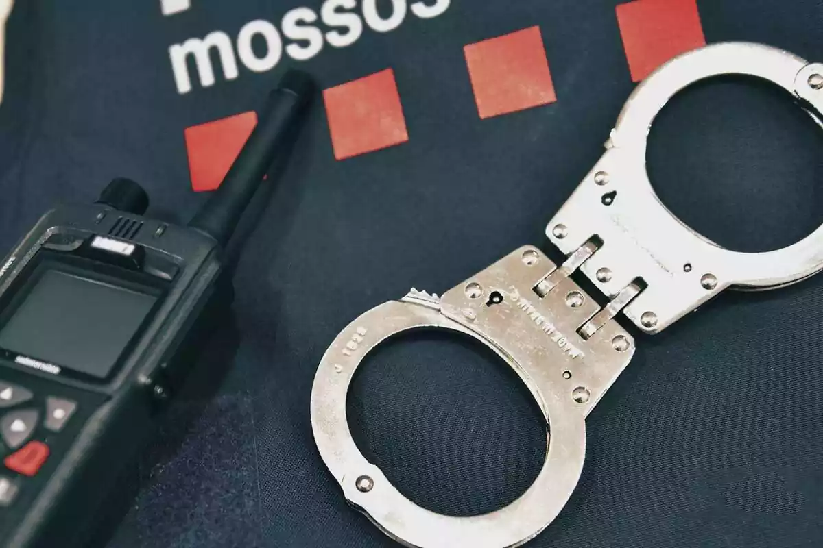 El walki i les esposes dels Mossos