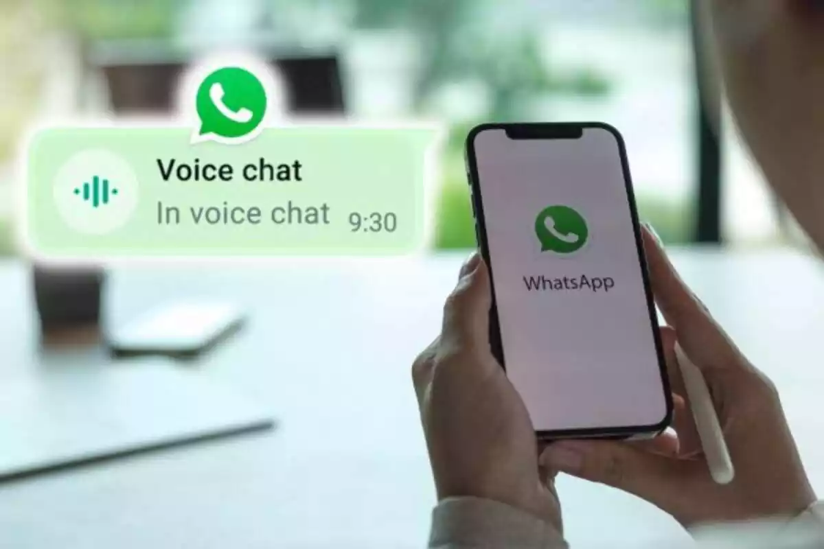 Un mòbil obrint whatsapp amb una taula al fons. A la dreta es pot veure el nou símbol dels xats de veu de WhatsApp