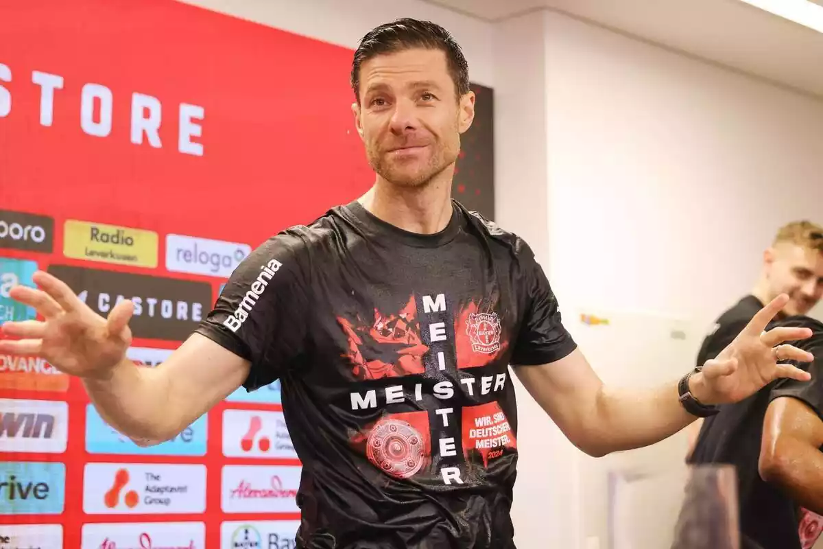 Xabi Alonso durant les festes del Bayer Leverkusen amb la samarreta amarada i els braços oberts Xabi Alonso durant les festes del Bayer Leverkusen amb la samarreta amarada i els braços oberts