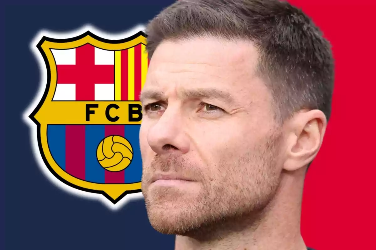 Un home mirant al front amb l'escut del FC Barcelona de fons.