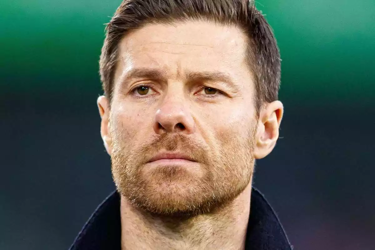 Xabi Alonso amb rostre seriós mirant endavant Xabi Alonso amb rostre seriós mirant endavant