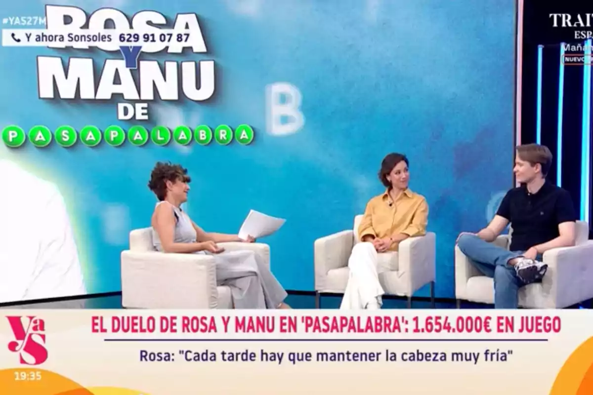 Sonsoles Ónega, Rosa, and Manu sit in armchairs talking on a television show with a blue background displaying the text 