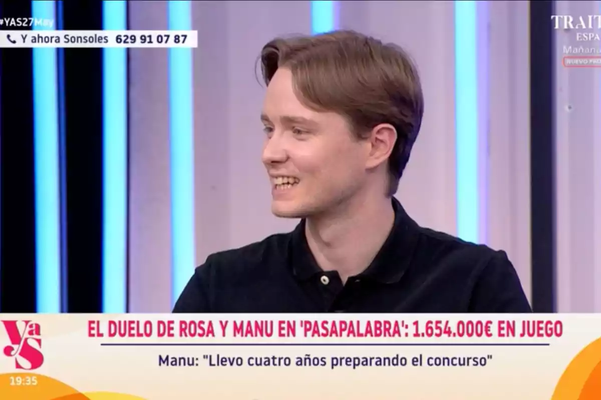 Manu somriu durant una entrevista en un programa de televisió, amb un rètol que esmenta un duel al concurs Pasapalabra i una quantitat de diners en joc. Captura de 'Y ahora Sonsoles' Manu somriu durant una entrevista en un programa de televisió, amb un rètol que esmenta un duel al concurs Pasapalabra i una quantitat de diners en joc. Captura de 'Y ahora Sonsoles'