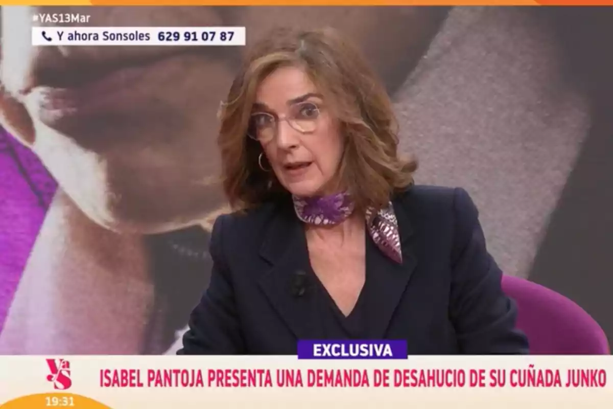Paloma García-Pelayo amb un mocador morat està parlant en un programa de televisió que mostra un titular sobre una demanda de desnonament. Captura de 'Y ahora Sonsoles'. Paloma García-Pelayo amb un mocador morat està parlant en un programa de televisió que mostra un titular sobre una demanda de desnonament. Captura de 'Y ahora Sonsoles'.