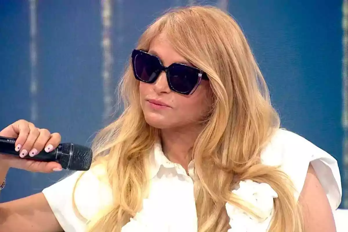 Capture of 'Y ahora Sonsoles' with Paulina Rubio with a microphone in her hand and sunglasses Capture of 'Y ahora Sonsoles' with Paulina Rubio with a microphone in her hand and sunglasses
