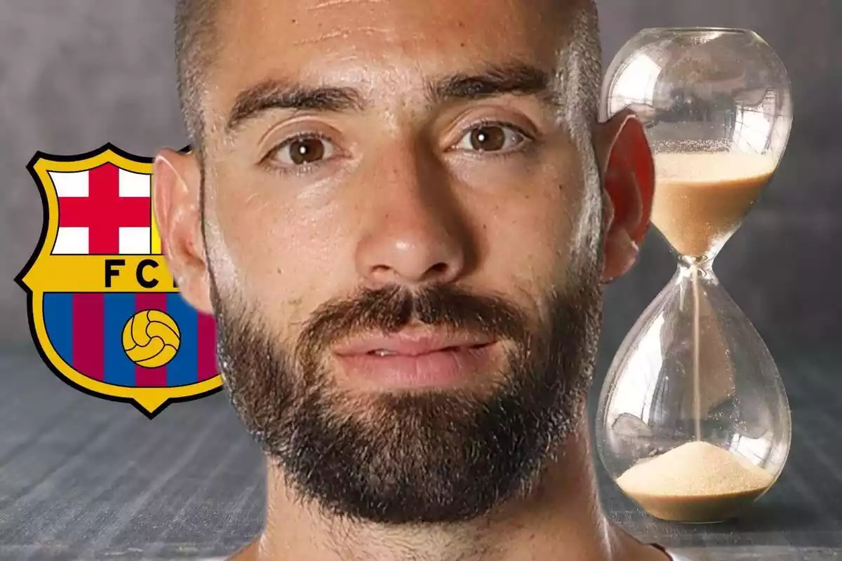 Yannick Carrasco en primer pla al costat d'un rellotge de sorra i l'escut del FC Barcelona