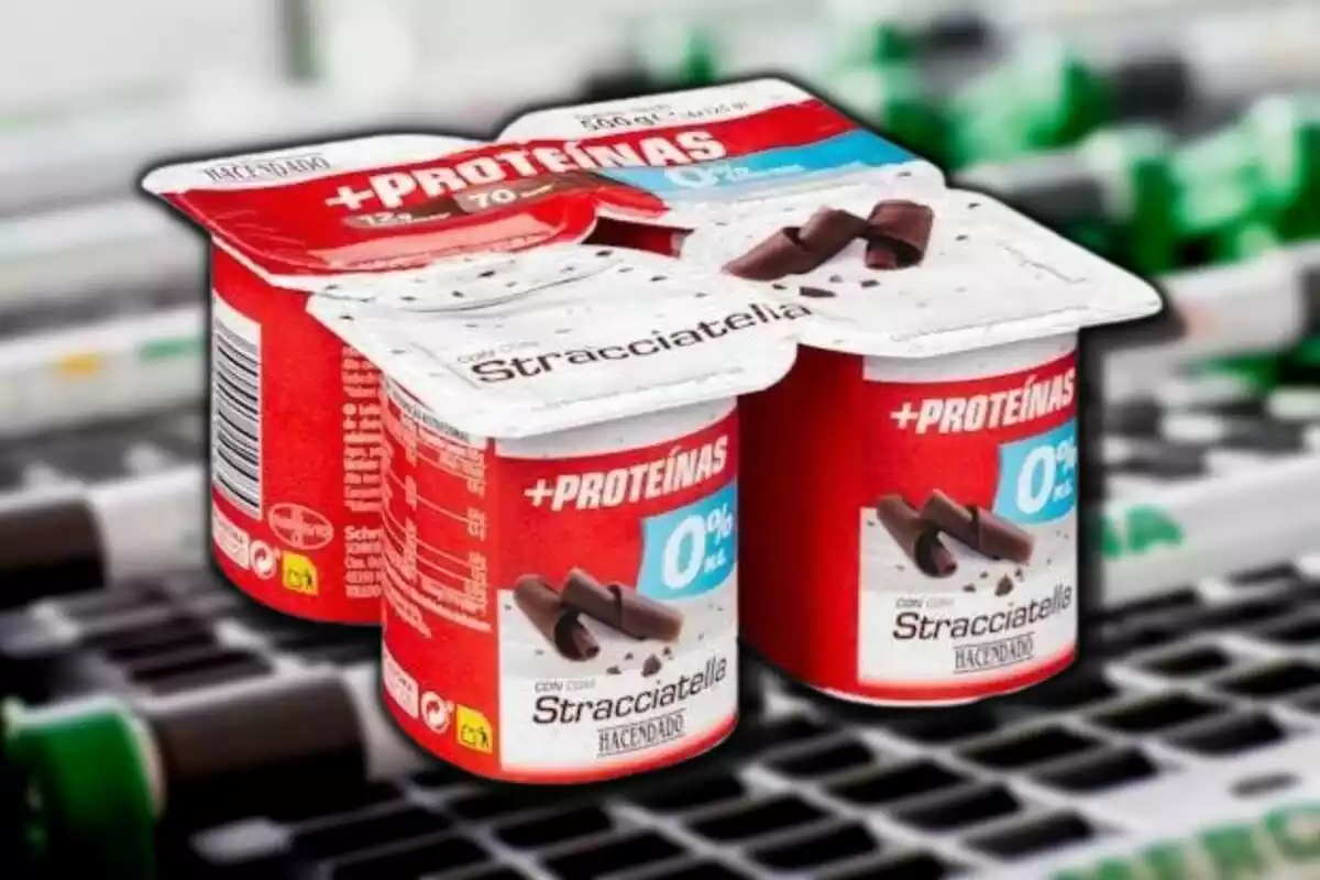 Muntatge del producte de Mercadona del iogurt de proteïnes amb sabor Stracciatella Muntatge del producte de Mercadona del iogurt de proteïnes amb sabor Stracciatella