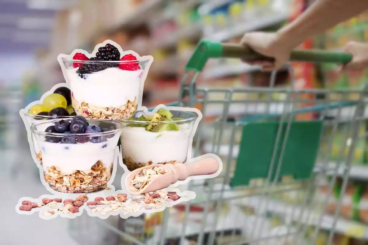 Muntatge d'uns iogurts a primer pla amb una fotografia d'un supermercat de fons