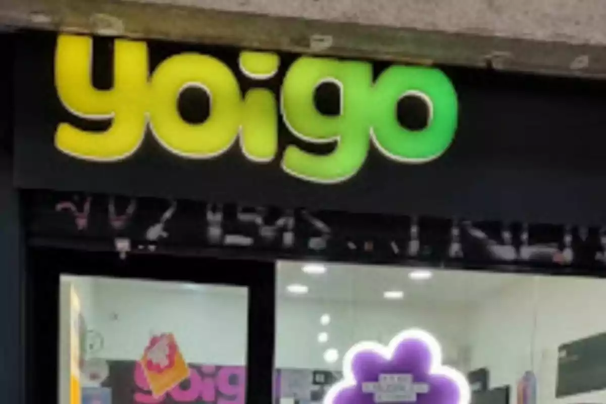 Façana d´una botiga de Yoigo amb el logotip en colors groc i verd.