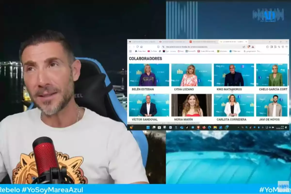 Antonio David Flores amb una samarreta clara parlant davant d’un micròfon vermell, amb una pantalla al fons que mostra una llista de col·laboradors de ‘La Família de la Tele’. Antonio David Flores amb una samarreta clara parlant davant d’un micròfon vermell, amb una pantalla al fons que mostra una llista de col·laboradors de ‘La Família de la Tele’.