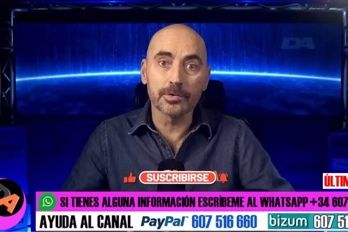 Diego Arrabal està parlant davant d'una càmera, darrere d'ell hi ha un fons blau amb un disseny de planeta, a la part inferior de la imatge hi ha gràfics de contacte i subscripció.