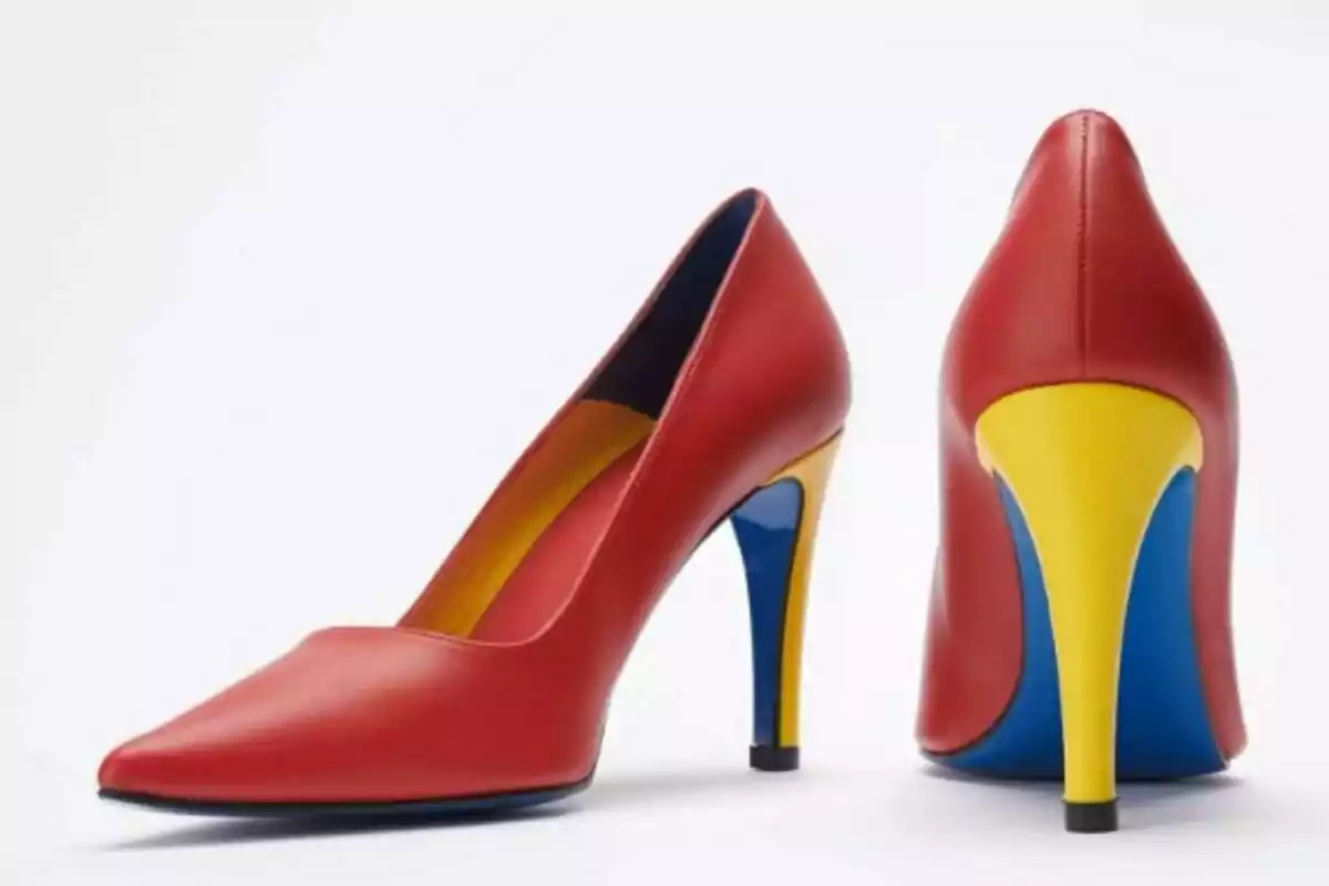 Zapatos de tacón alto en colores rojo, azul y amarillo con diseño moderno y elegante.