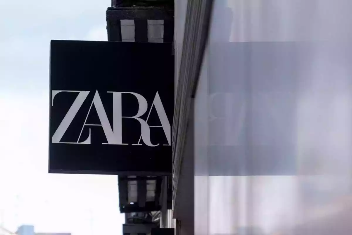 Un cartell d'una botiga Zara, el 5 de març de 2022, a Madrid (Espanya)