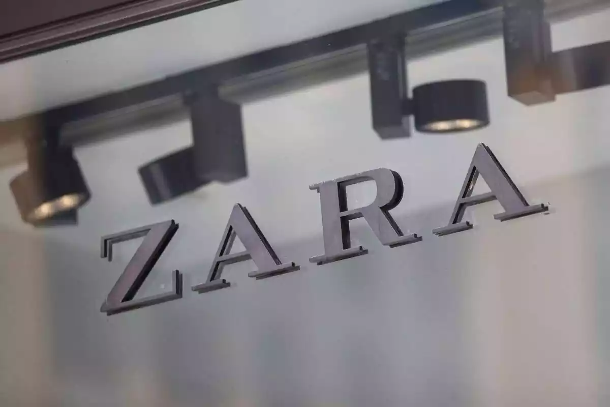 Rètol de la marca de roba ZARA, a l'entrada d'una de les botigues