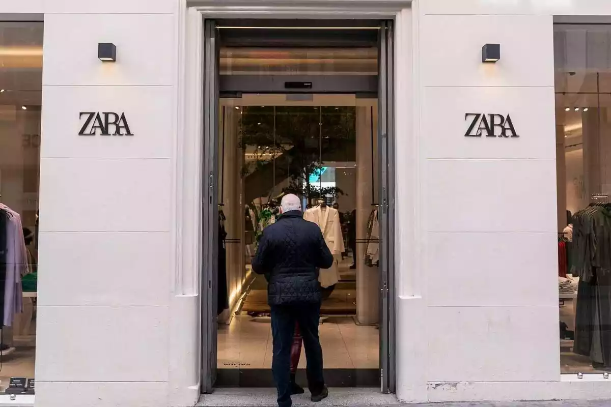 Un home entra en una botiga Zara, el 5 de març de 2022, a Madrid (Espanya).