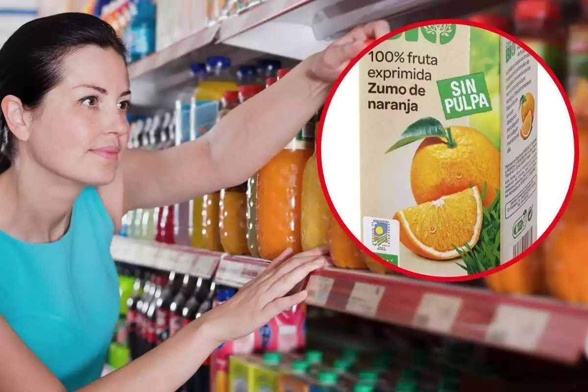 Imatge de fons d'una dona mirant sucs a un supermercat i una altra d'un suc de taronja