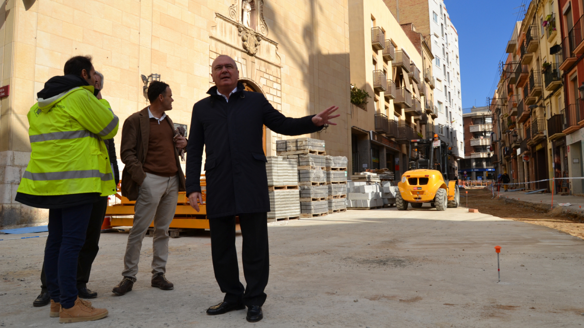 L'alcalde Pellicer, durant la visita d'obres a la plaça de la Sang