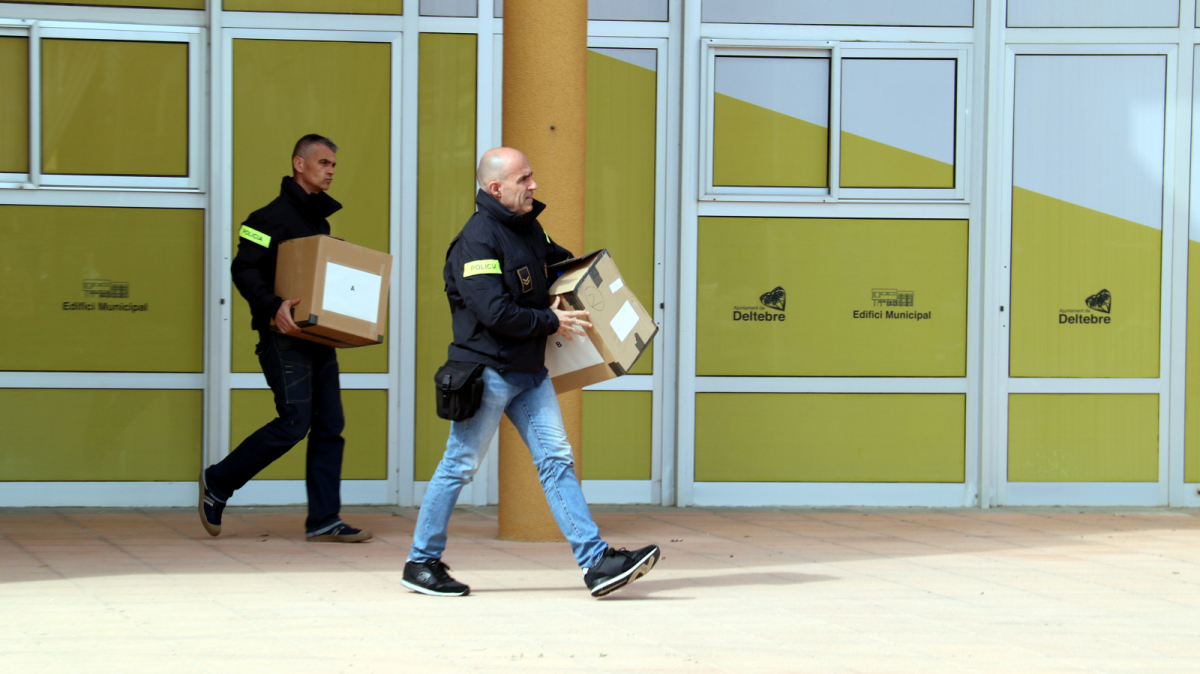 Dos agents dels Mossos d'Esquadra, sortint amb caixes de l'Ajuntament de Deltebre