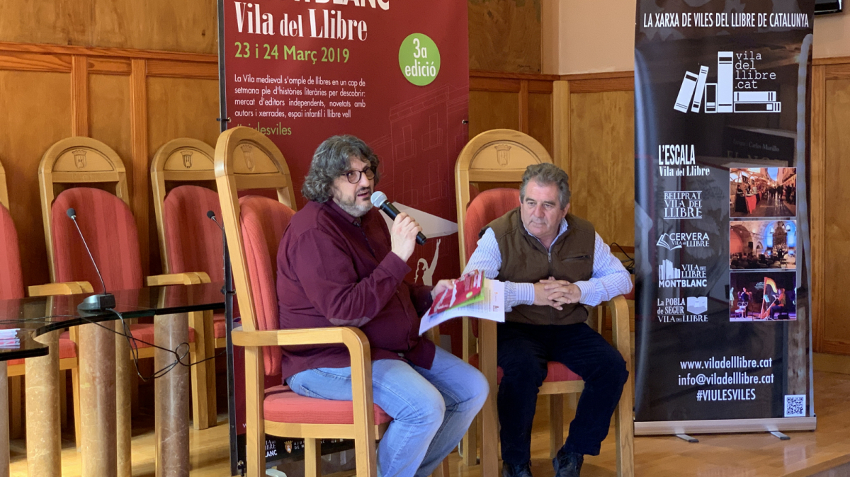 Enric Bono, director del festival Vila del llibre, i Josep Andreu, alcalde de Montblanc durant la presentació de la nova edició del festival.