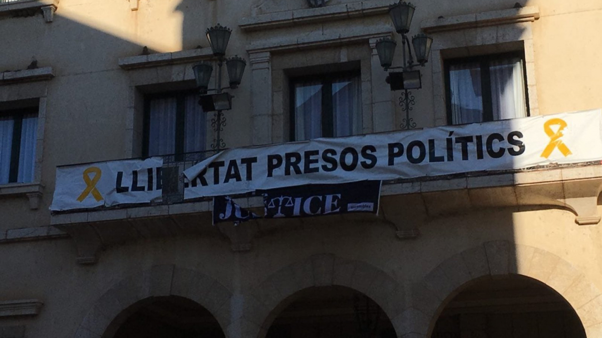 Pancarta Llibertat Presos Polítics a l'Ajuntament d'Amposta