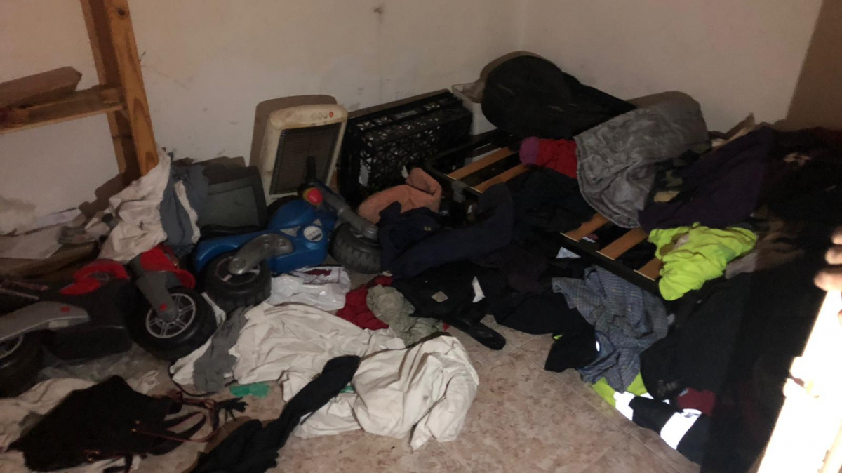 Imatge de l'interior d'un narcopis precintat a Valls, en molt males condicions de salubritat