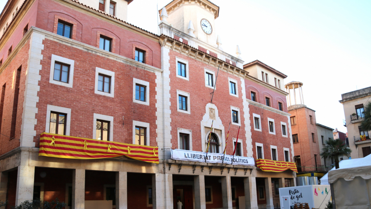 Pla general de la façana de l'Ajuntament de Tortosa, amb els llaços grocs i la pancarta per l'alliberament dels presos polítics