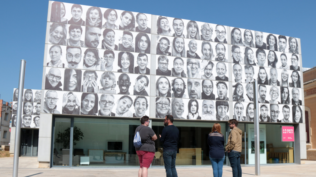 Pla general de la façana del Centre d'Art Lo Pati d'Amposta amb els retrats de #mosmirem