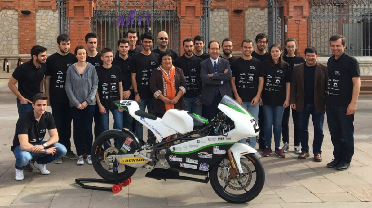Equip de l'URVoltage Racing davant del Rectorat de la Universitat Rovira i Virgili
