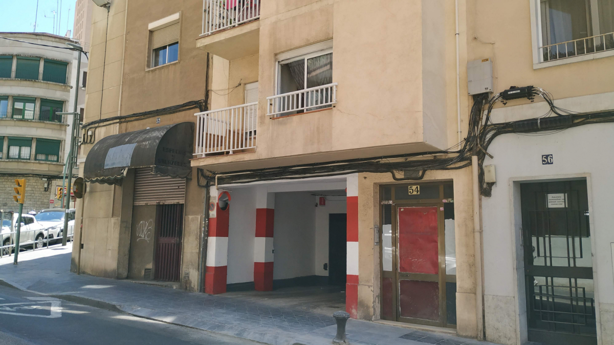 Imartge del portal de l'edifici ocupat al centre de Tarragona, al número 54 del carrer Estanislau Figueres.