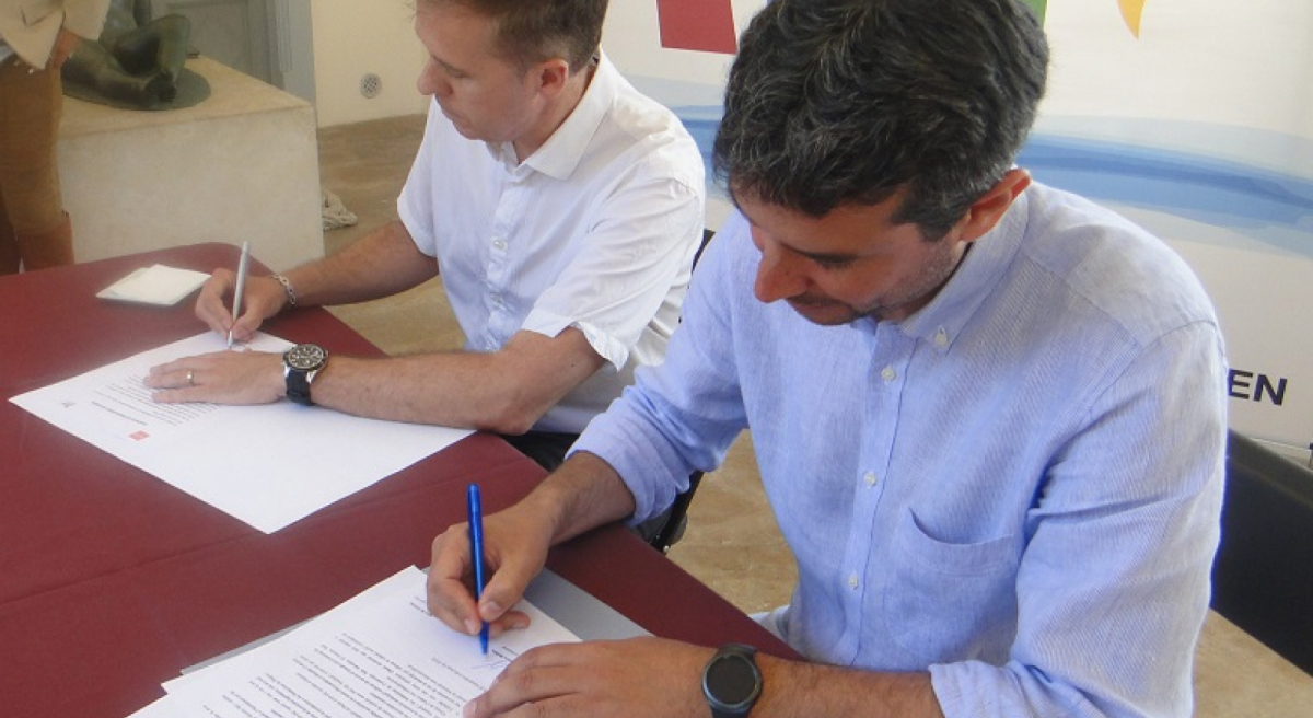 Galván i Martínez signant l'acord de govern.