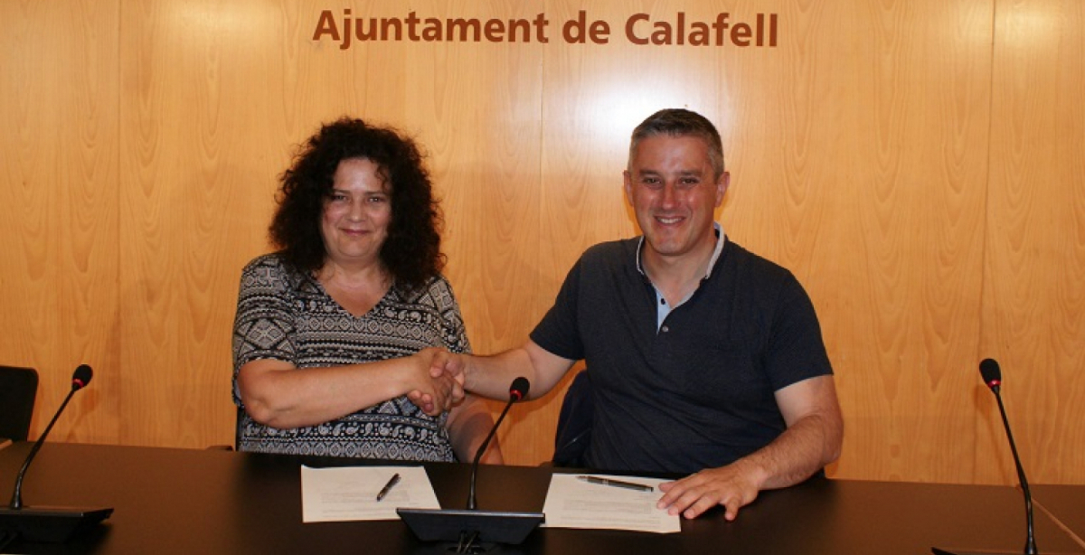 Isabel Bou i Ramon Ferré, signant l'acord de governabilitat.