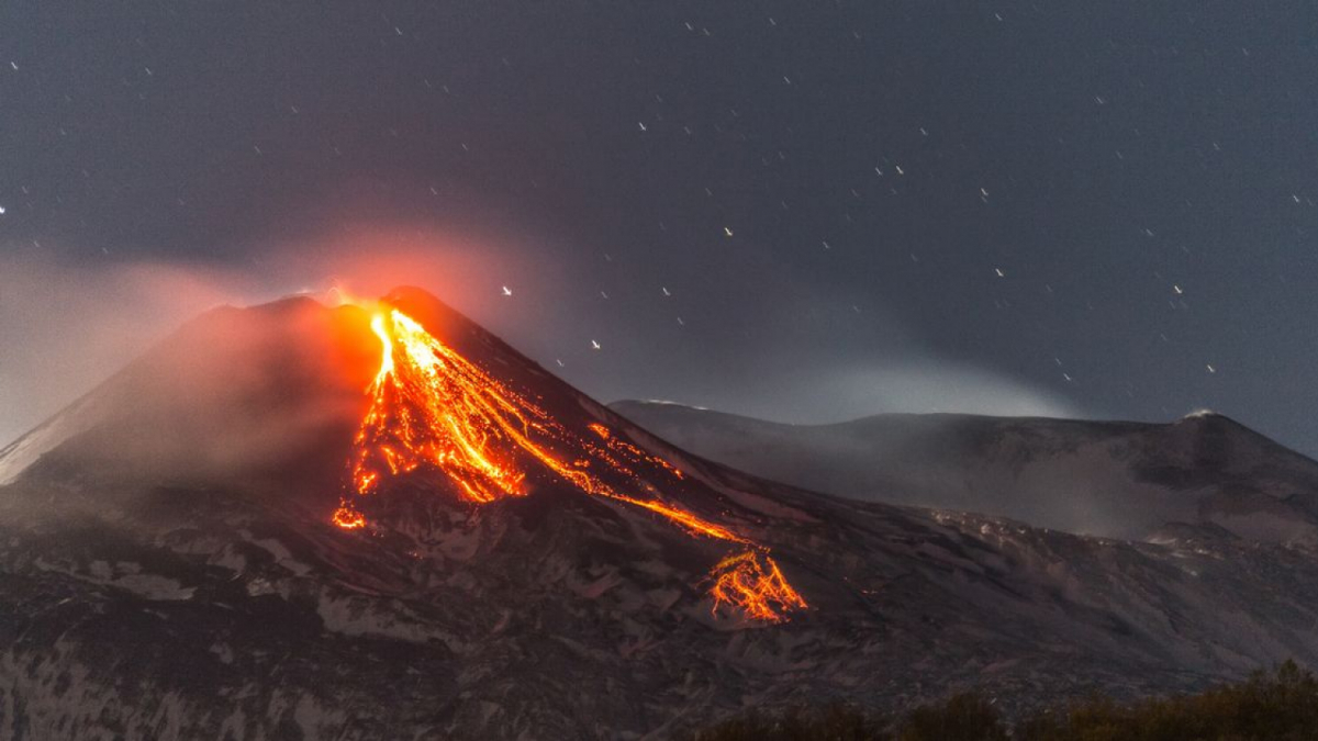 Torna A Entrar En Erupcio L Etna El Volca Actiu Mes Gran D Europa