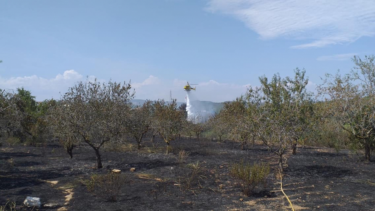 Imatge de l'helicòpter dels Bombers, treballant al lloc de l'incendi