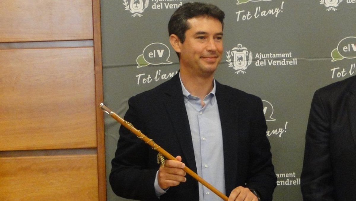 Kenneth Martínez, recollint la vara d'alcalde del Vendrell.