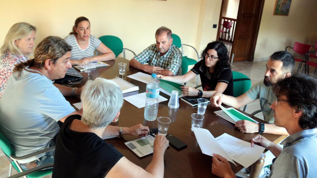 Imatge de la reunió d'alcaldes dels municipis afectats per l'incendi de la Ribera d'Ebre