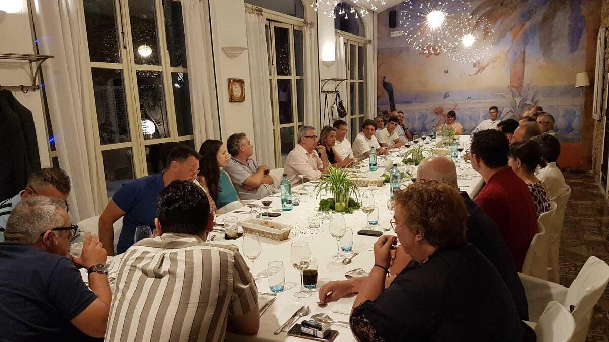 Imatge del sopar a Tarragona de membres de diferents formacions de l'entorn del catalanisme moderat amb la regidora de Barcelona, Eva Parera.