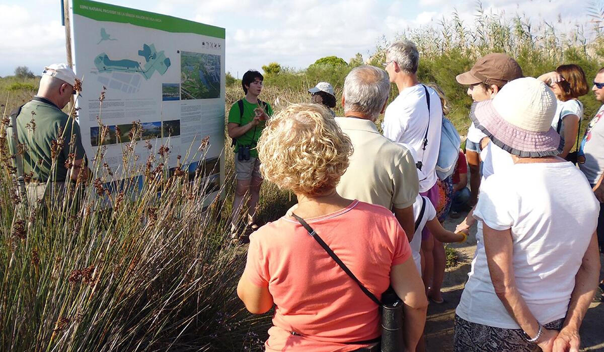 Imatge d'un grup visitan l'espai natural de la Séquia Major a Vila-seca.