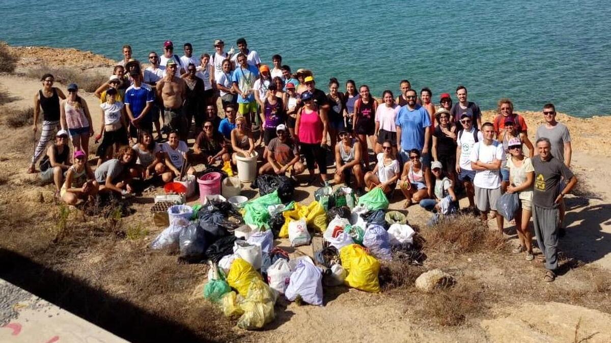 Unes 50 persones van recollir residus a la platja del Miracle de Tarragona amb Al Camp Residu Zero