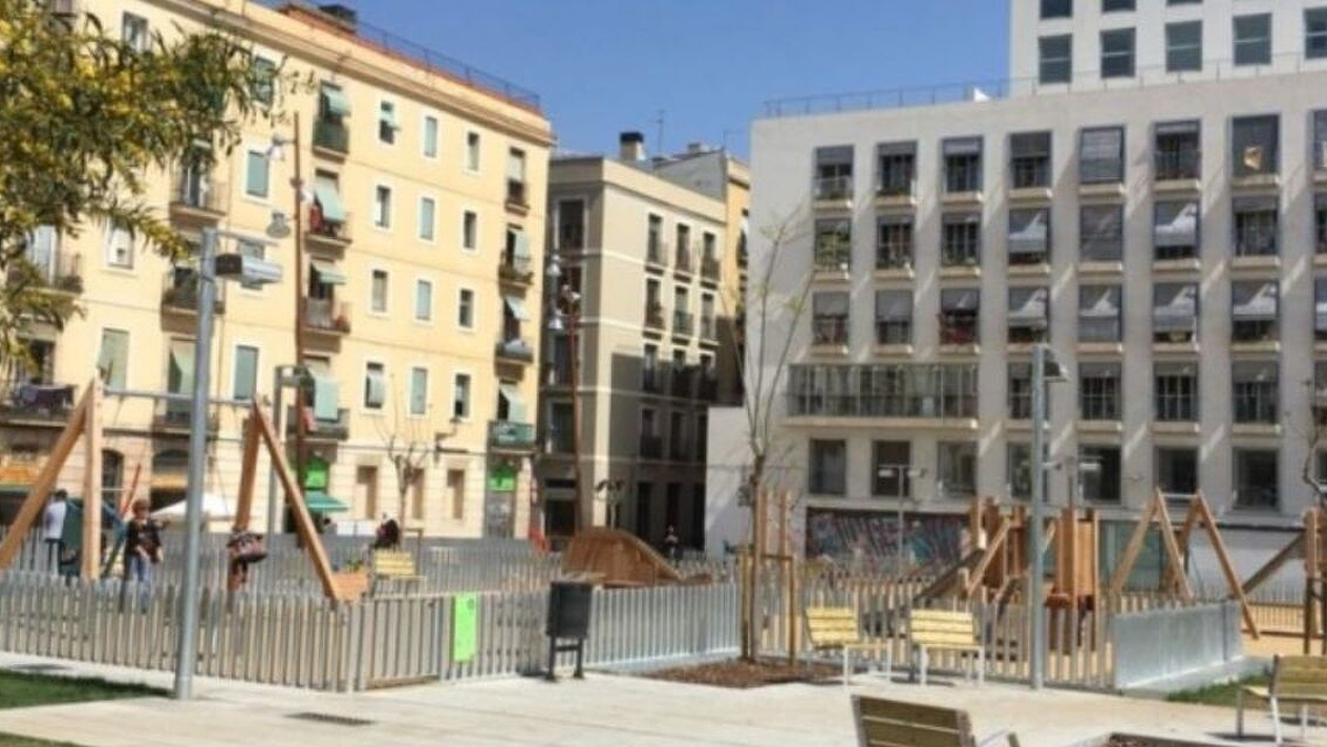 La plaça Folch i Torres, al Raval de Barcelona