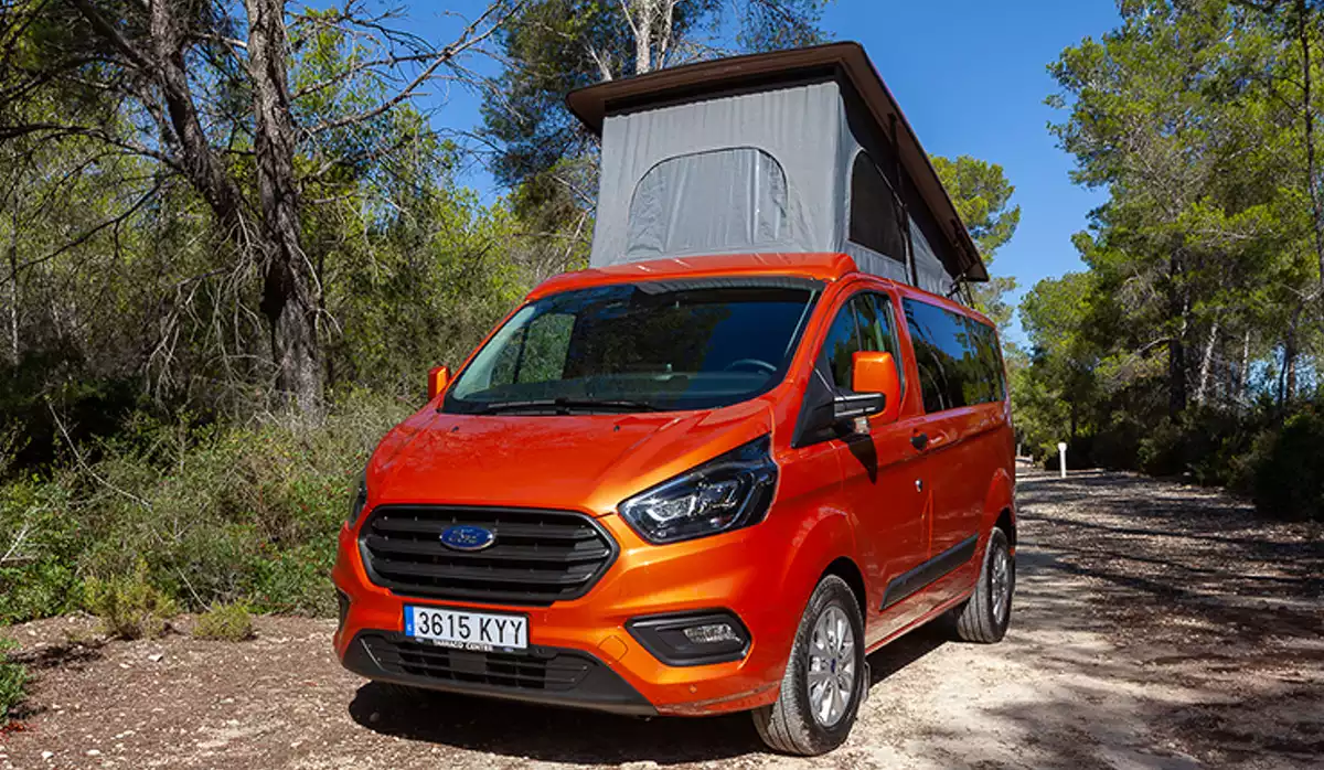 Una furgoneta Ford Transit Custom de color taronja camperitzada