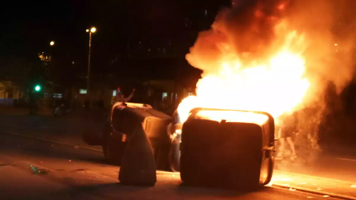 Contenidor cremant a la Gran Via de Sabadell en les protestes del 15 d'octubre del 2019